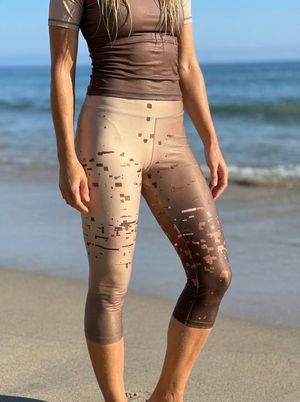 Coffee Bean Surge Capri Leggings Capri Leggings — Lolekai